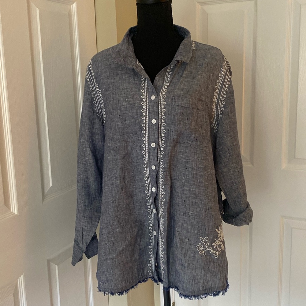 John Mark embroidered linen 0X blouse frayed hem, button up sleeve detail
